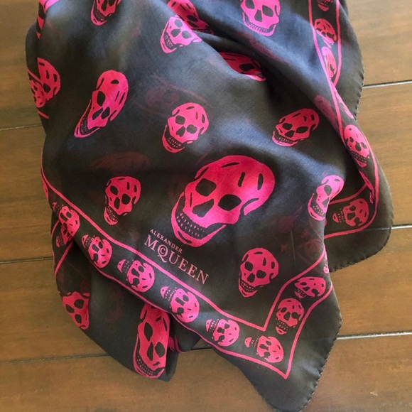 Alexander McQueen Accessories - Alexander McQueen silk Skull scarf pink/black